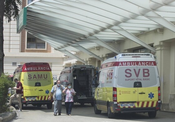 Varias ambulancias a las puertas de un centro sanitario valenciano.