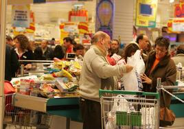 Una familia compra en el supermercado en una imagen de archivo.