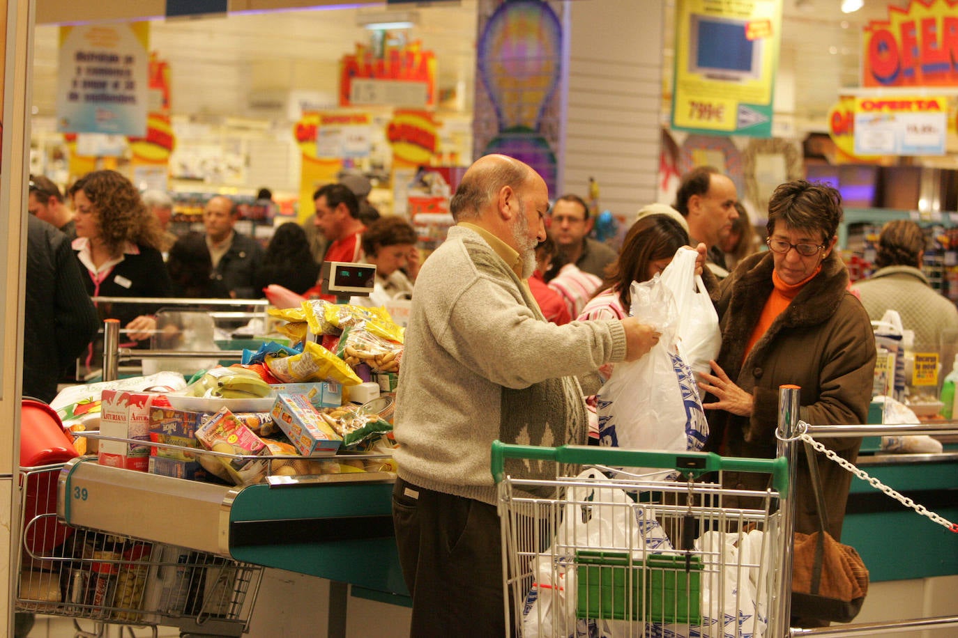 Una familia compra en el supermercado en una imagen de archivo.