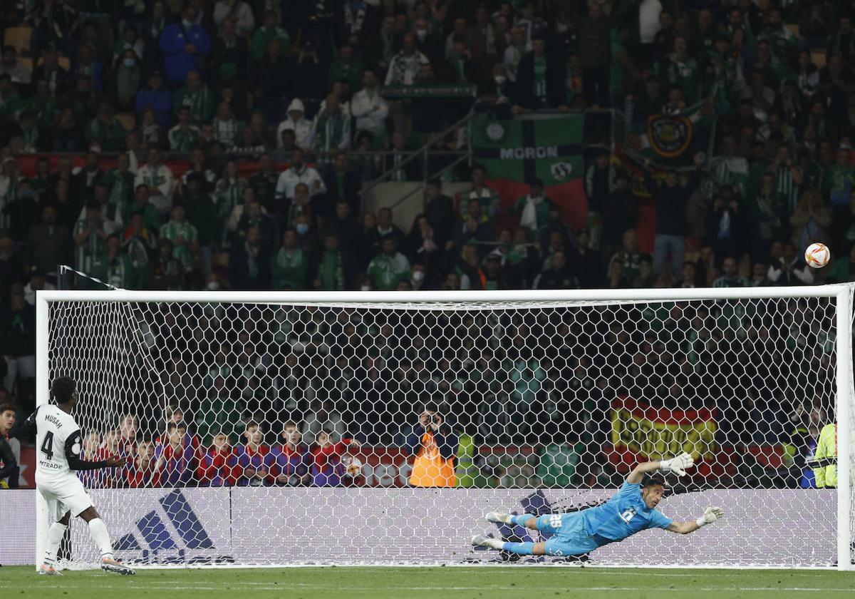 Yunus Musah, durante el fatídico lanzamiento de penalti fallado en la tanda de la final de la Copa del Rey de 2021, ante el Betis.