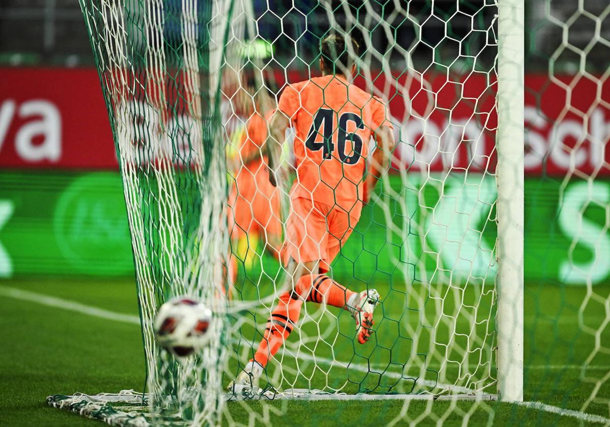 Alberto Marí, de espaldas, tras marcar un gol en pretemporada.