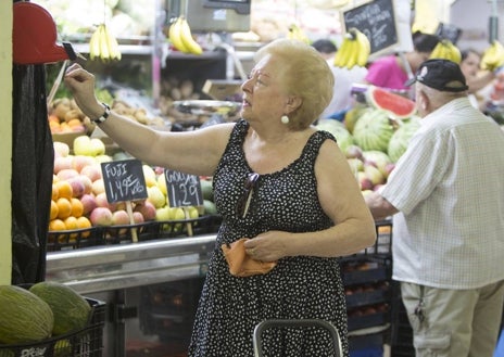 Imagen secundaria 1 - Mercado de Castilla: la lucha por no bajar la persiana