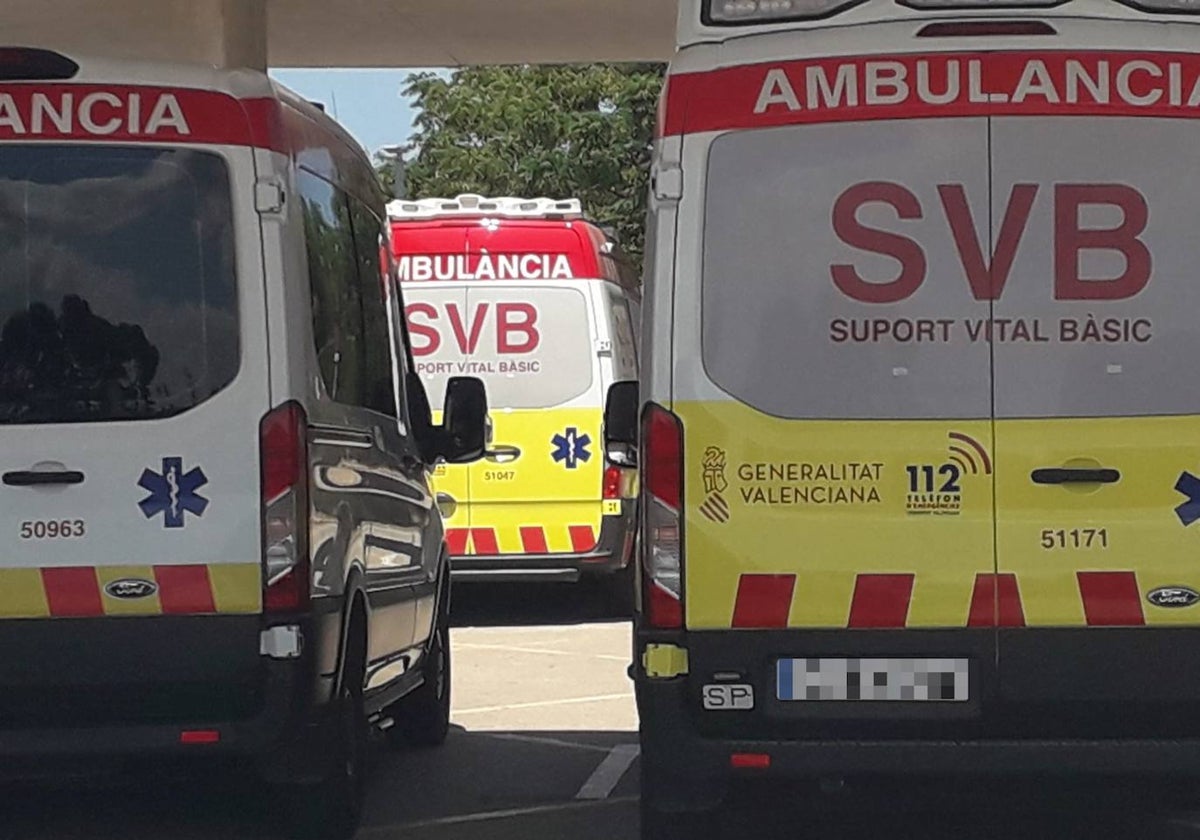 Ambulancias en la zona de Urgencias del Hospital de Dénia.