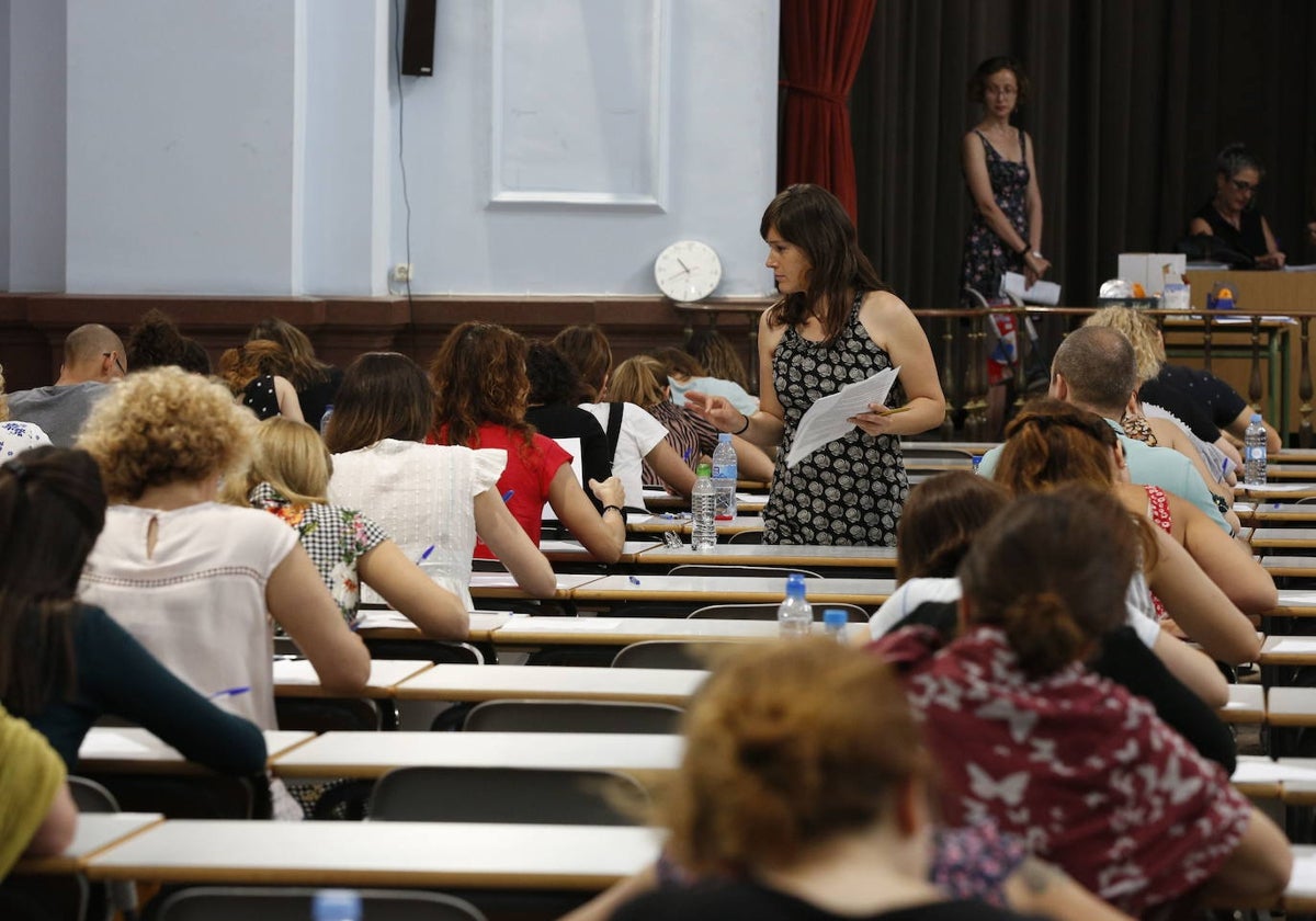 Opositores durante un examen para ser profesores de Secundaria.