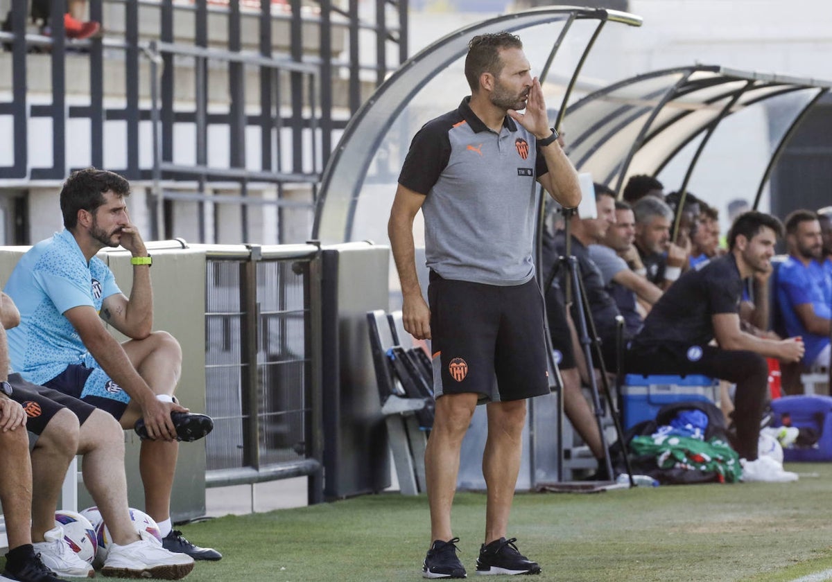 Rubén Baraja da instrucciones durante el partido contra el Alavés.