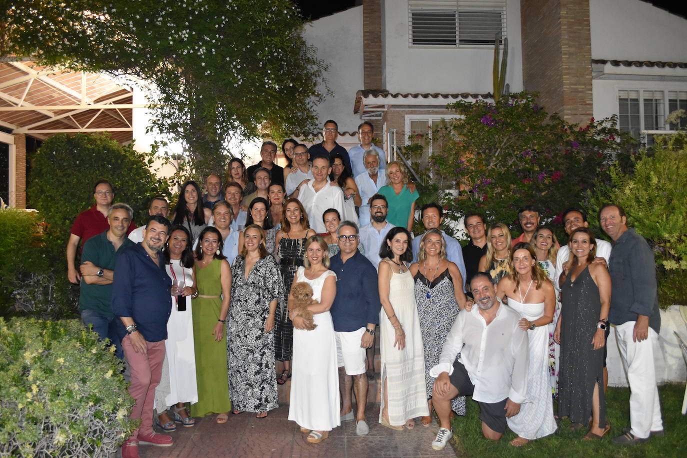 Asistentes a la barbacoa en casa de los Jordán que da por inaugurado el periodo de vacaciones.