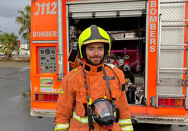 Guillermo Nebot con su uniforme de bombero.