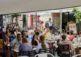 Turistas en una terraza de Valencia.