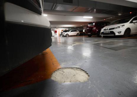 Imagen secundaria 1 - Chapuza en el parking de la plaza de la Reina, un año después