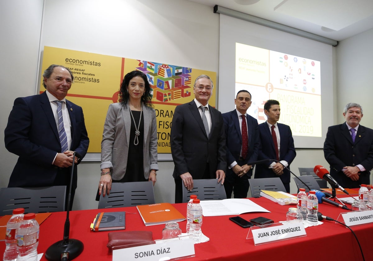 Sonia Díaz, segunda por la izquierda, en la presentación de un informe sobre fiscalidad autonómica.