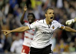 Roberto Soldado, celebra un gol con el brazalete de capitán del Valencia.