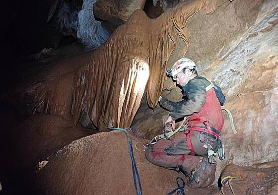 Guillem Nebot en el interior de la nueva sala de Las Cuevas de San José.