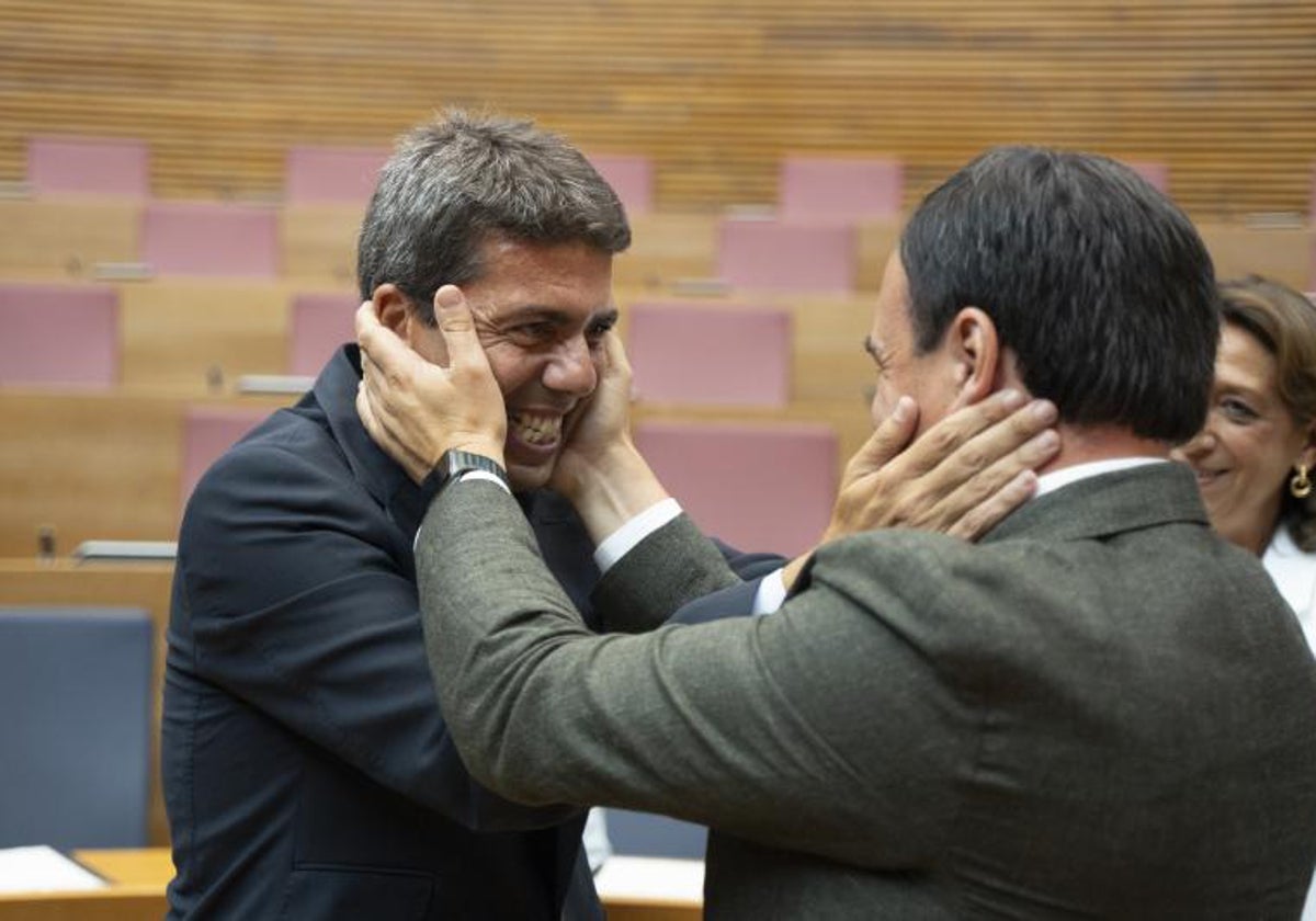 Mazón y Pérez Llorca se saludan y felicita tras el pleno de investidura del popular como presidente de la Generalitat.