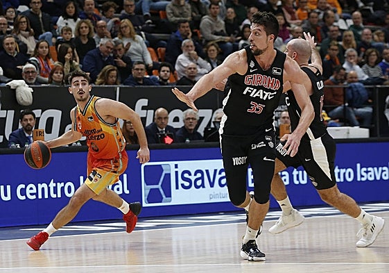 Ferrando, con el balón, durante el partido entre el Valencia Basket y el Girona en la Fonteta de la pasada temporada.
