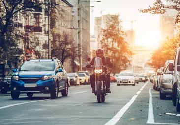 La DGT explica qué gafas de sol hay que ponerse al volante y cuáles no deben usarse nunca