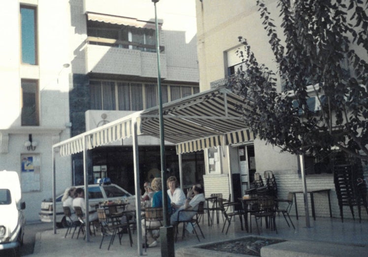 Imagen principal - El Zorrilla a finales de los 80, un plato de 'arròs amb crosta' y unas cocas escaldadas una vista de la plaza de fondo.