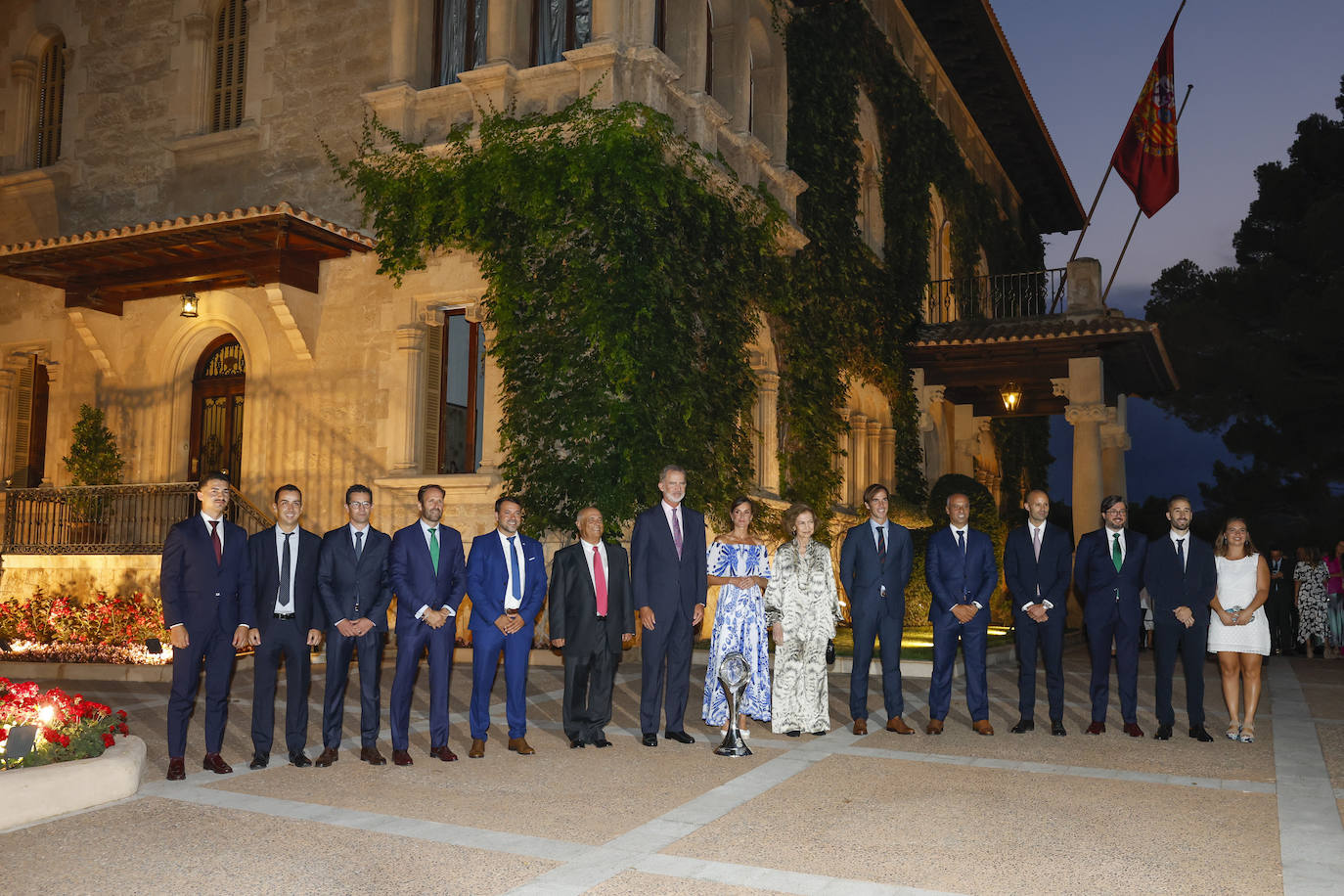 Los Reyes reciben a la sociedad civil balear en el palacio de Marivent