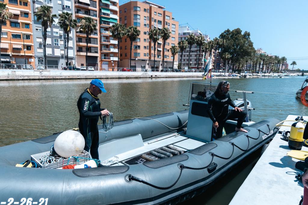 Imagen secundaria 1 - Cullera halla seis lingotes de bronce de época romana en su fondo marino