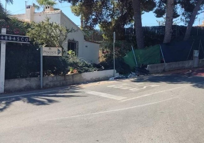 Ocasión en la que un coche derribó el muro bajo.