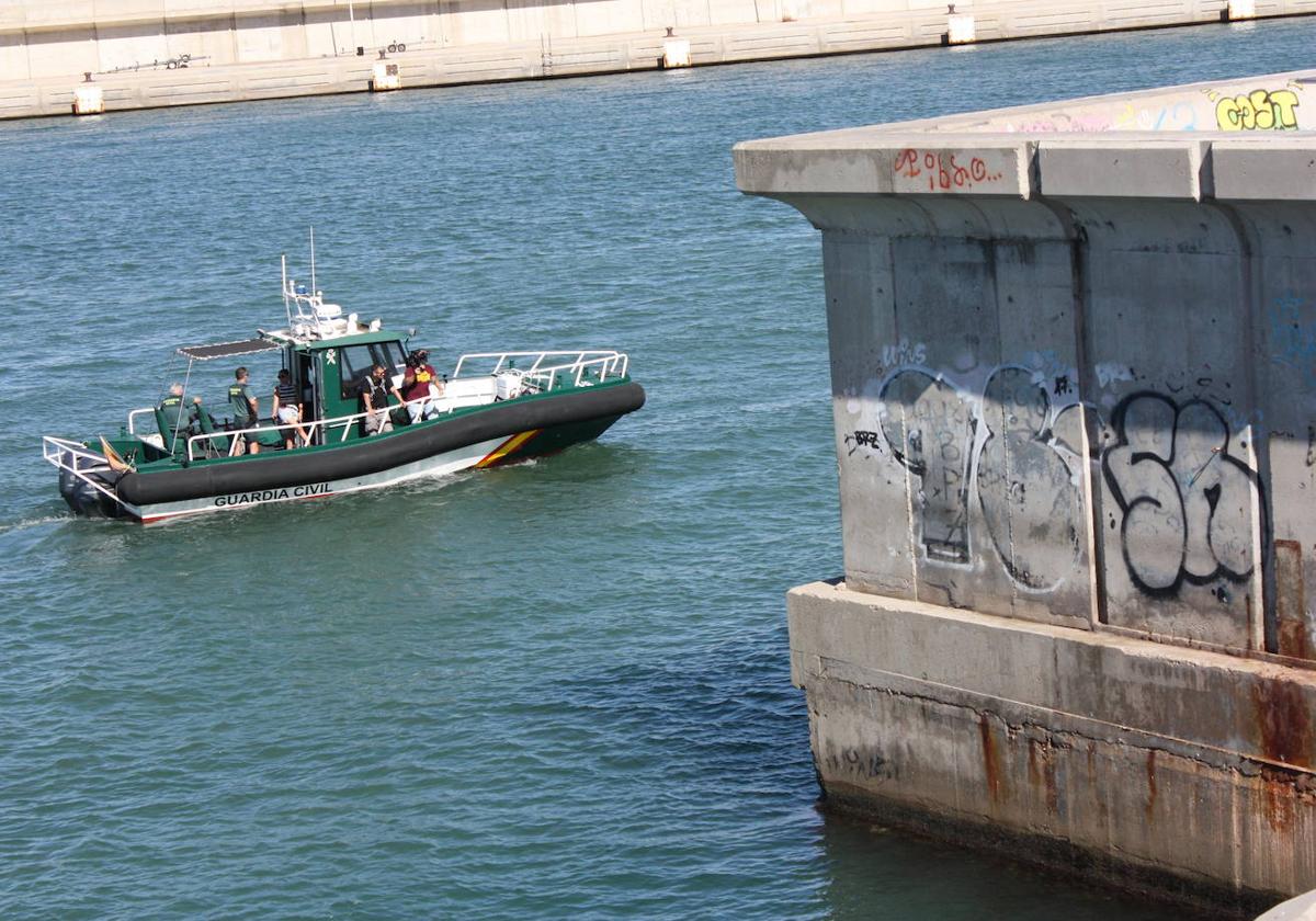 Un amplio dispositivo policial disuade a los jóvenes de saltar desde el muro del puerto de Valencia