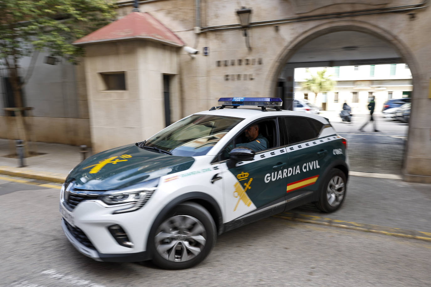 Un coche de la Guardia Civil sale de la comandancia en una imagen de archivo.