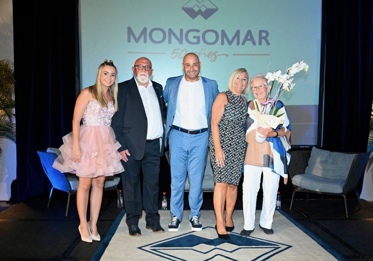 Maria Eugenia Caudeli, Benito Mestre, Juan Llobell, Maria Pennisi Caudeli y una de las primeras clientas.