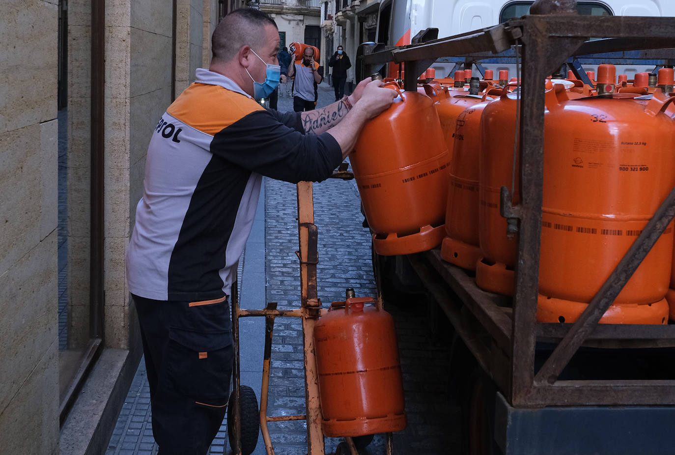 Un repartidor de butano en una imagen de archivo.