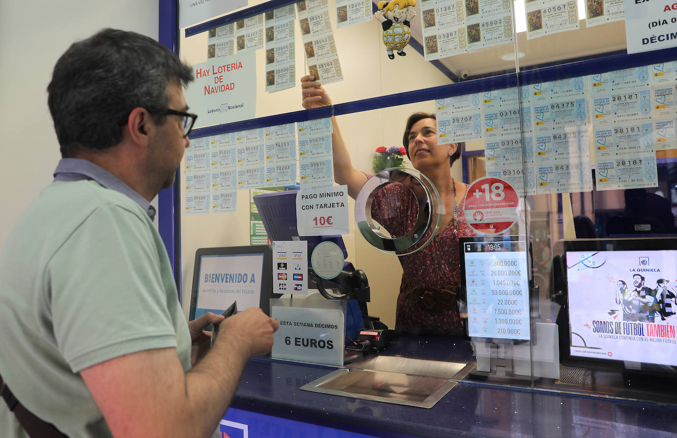 Un participante compra un décimo de lotería en una Administración.