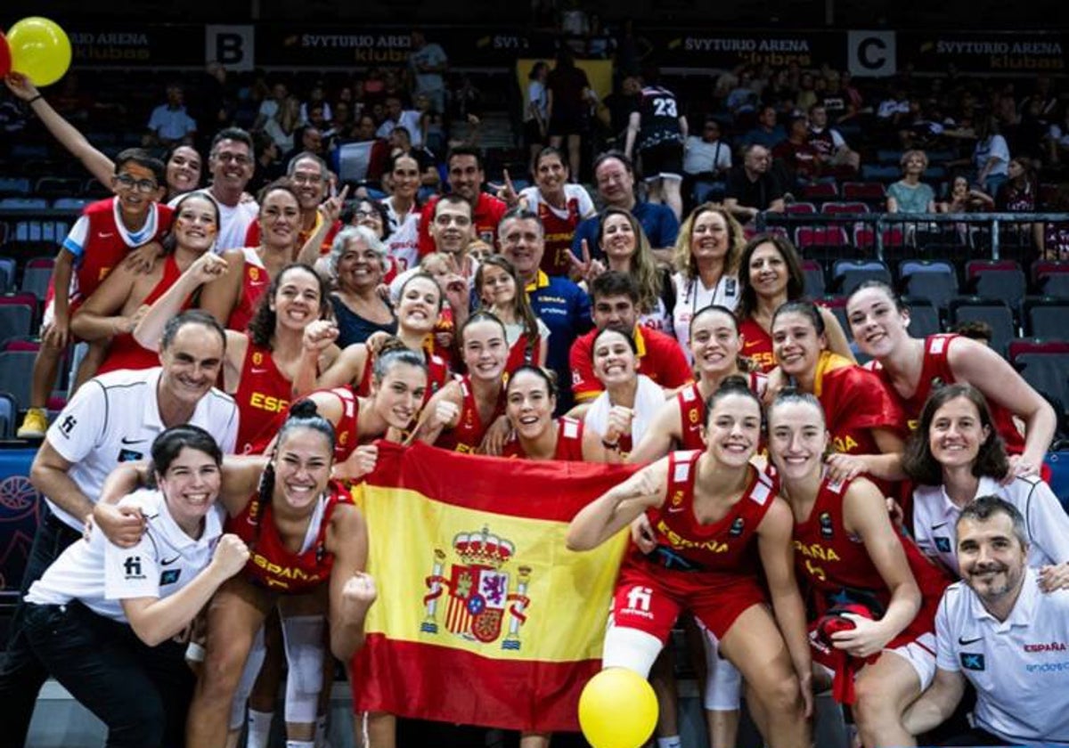 Las jugadoras de España celebran con sus familiares el bronce en el Eurobasket U20.