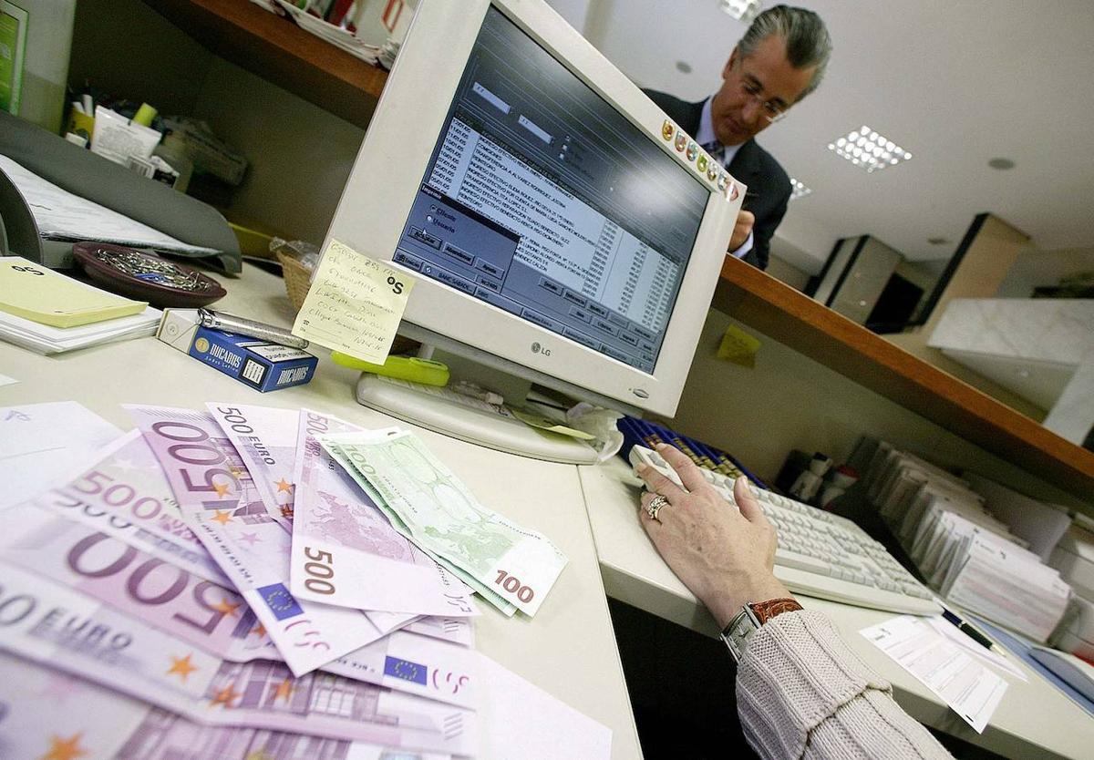 Varios billetes de 500 euros en una entidad bancaria.