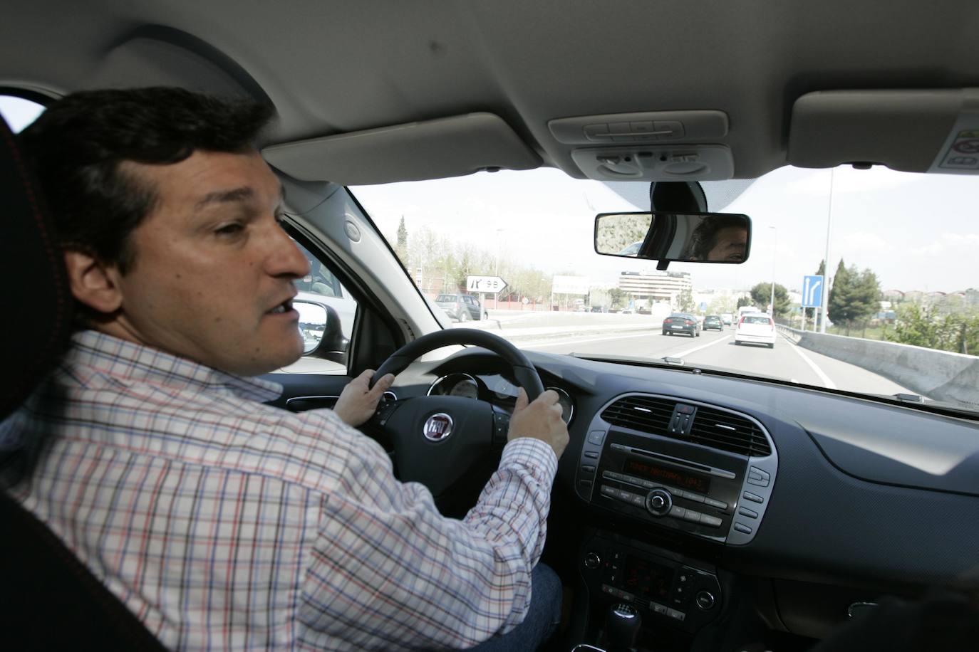 Un conductor al volante en una imagen de archivo.