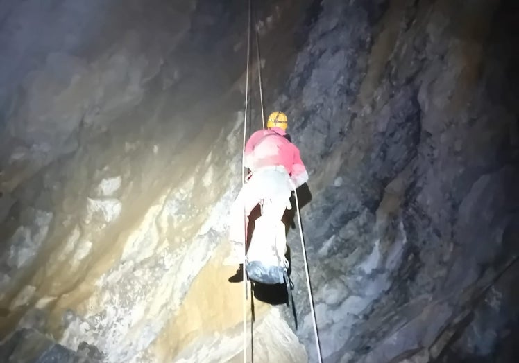 Imagen principal - Juan inicia el descenso al entrar por la Torca de Tonio el domingo por la mañana. LP