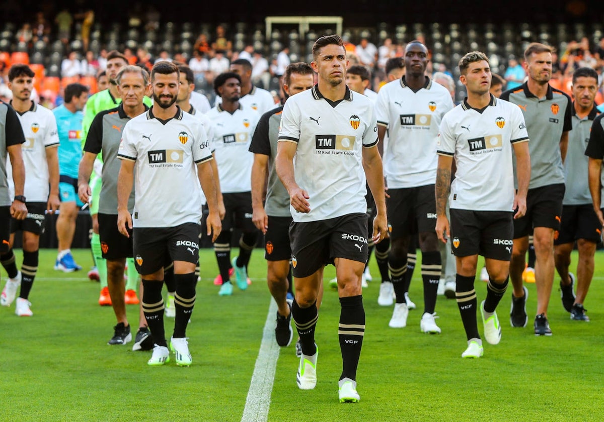 La foto oficial en la presentación del Valencia dejó en evidencia la falta de fichajes y la presencia de jugadores del Mestalla.