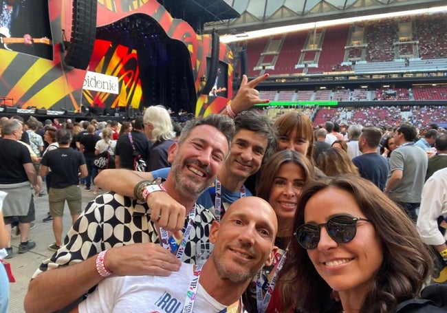 La presentadora valenciana Carmen Alcayde, rodeada de amigos, en un reciente concierto de los Rolling Stones en Madrid.