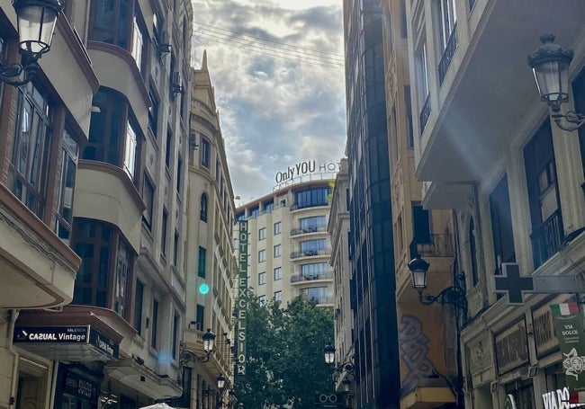 Escenario urbano que se contempla desde la esquina de la calle Barcelonina.