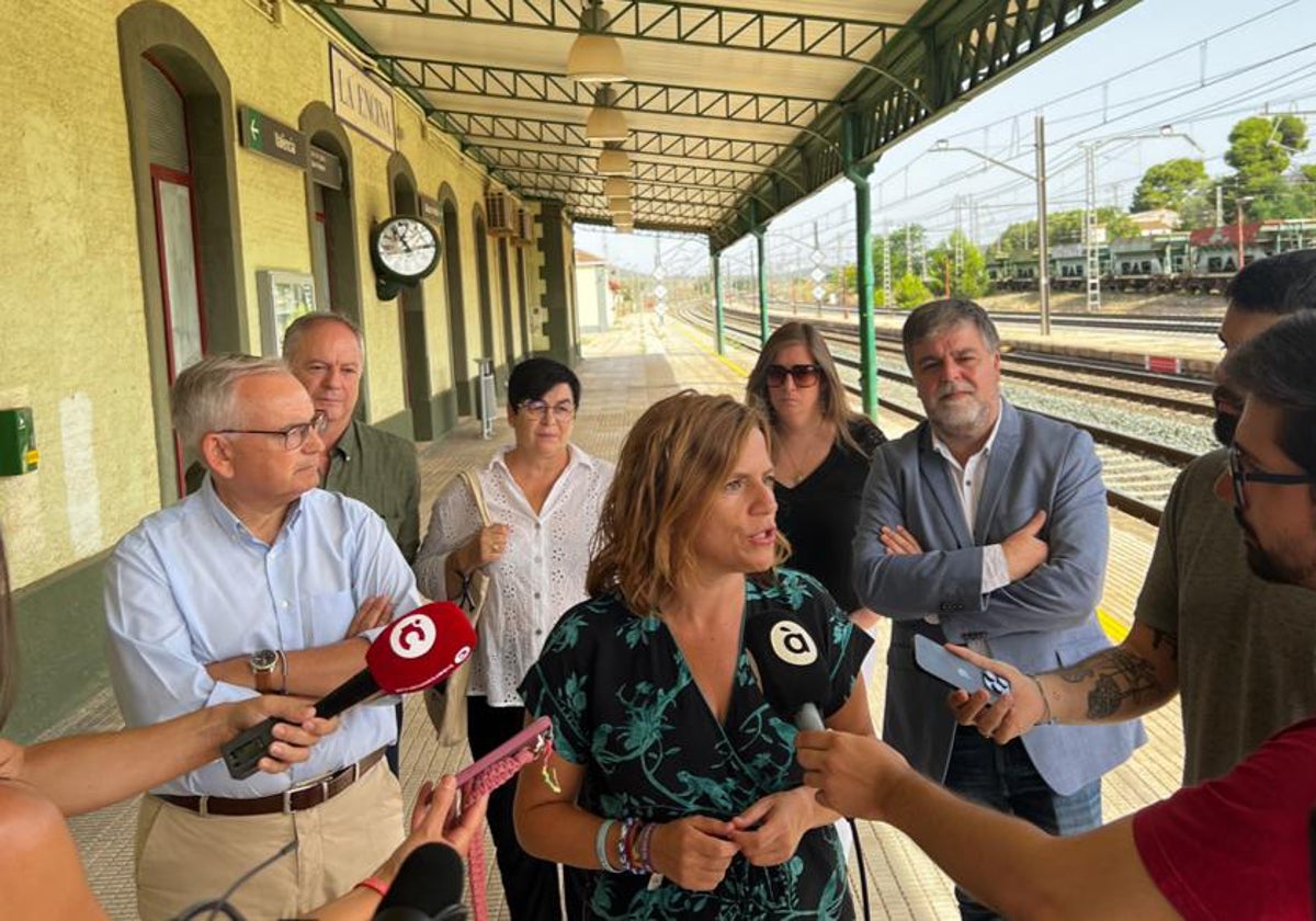 Pilar Bernabé en su visita a la estación ferroviaria de la Encina