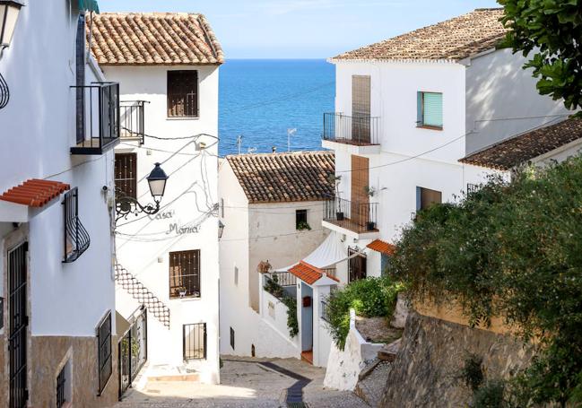 Vista de una de las calles empinadas de Altea, con el mar al fondo.