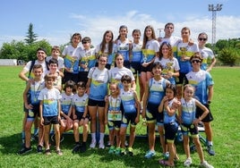 Integrantes de la escuela de Triatlón.