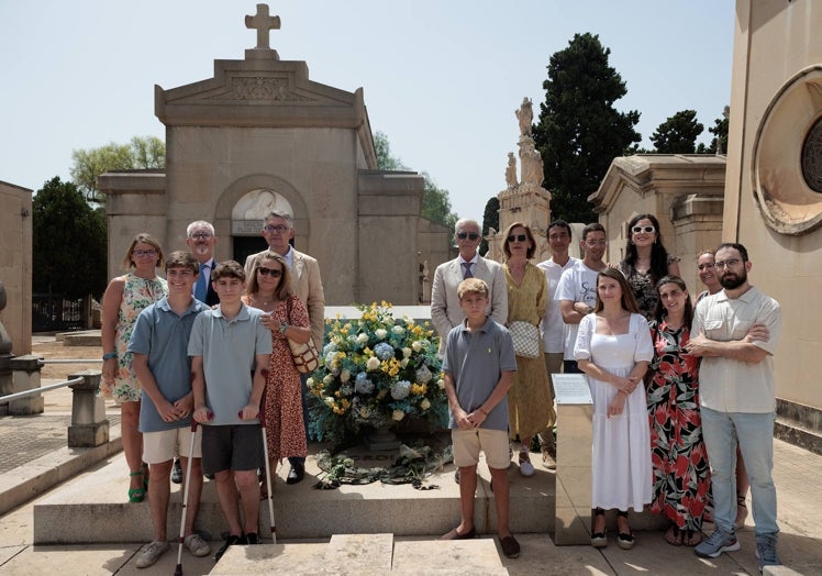 Imagen principal - Los descendientes de Sorolla, en el acto celebrado en el Cementerio General.