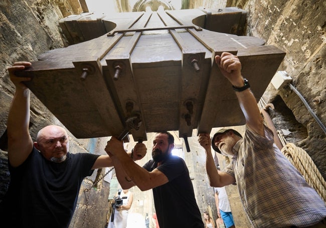 Los campaneros apretando los tornillos de las campanas del Micalet.