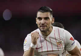 Rafa Mir con la camiseta del Sevilla.