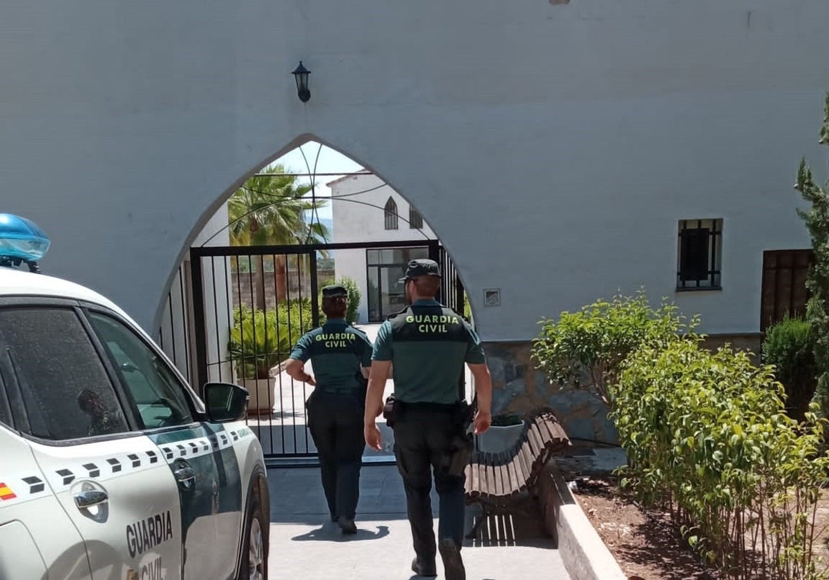 Los agentes de la Guardia Civil detuvieron al presunto autor de los hechos.