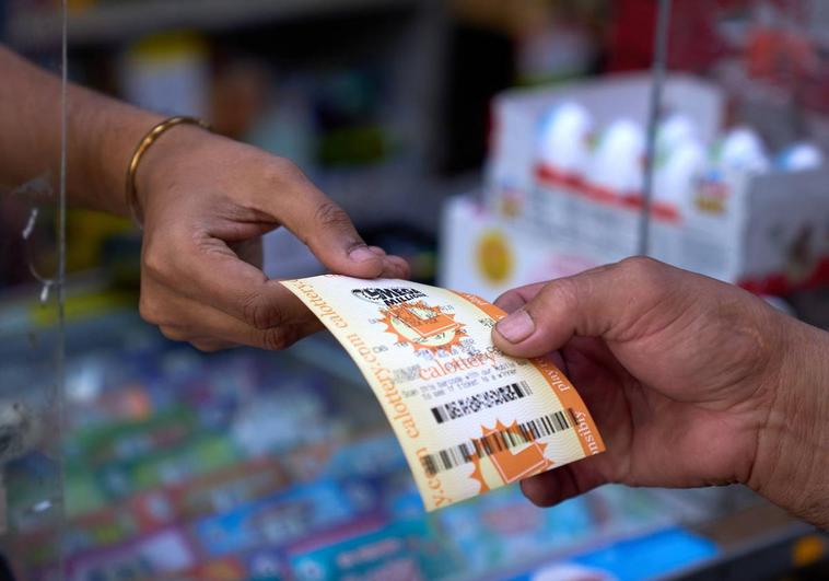 Un hombre adquiere un boleto de Mega Millions en Los Ángeles.