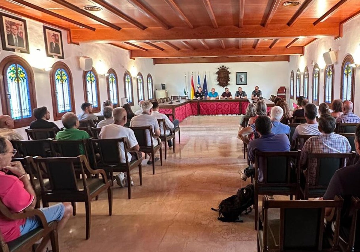 Última de las reuniones que los vecinos han tenido en el Ayuntamiento de Canals.