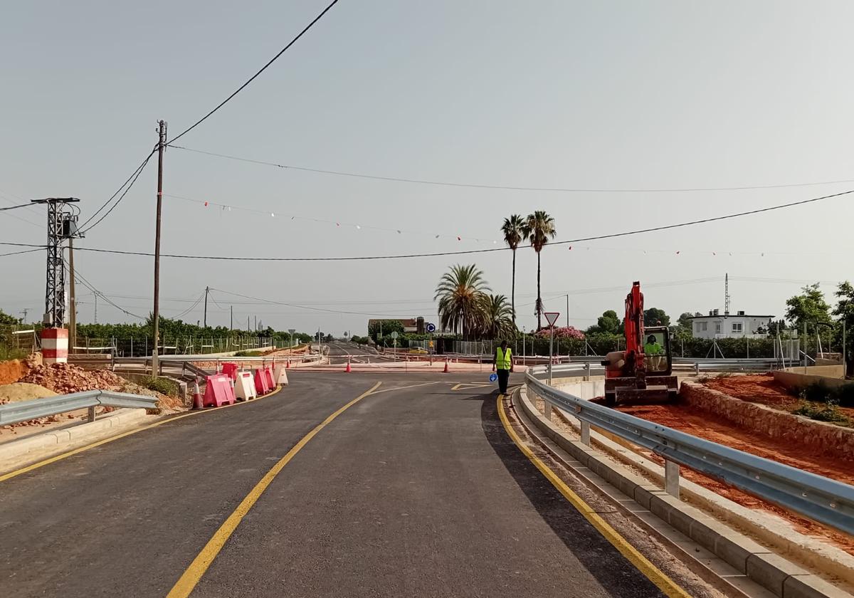 Nueva rotonda en la carretera de Corbera.