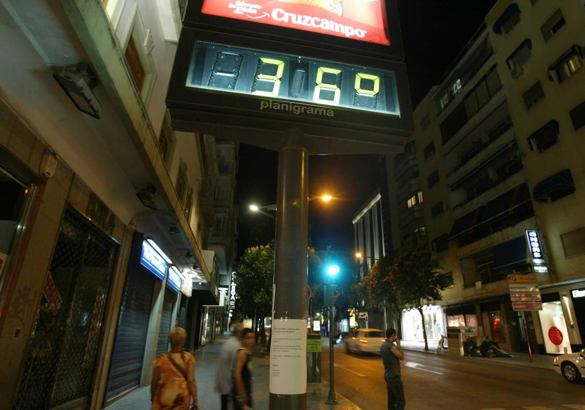 Un termómetro marcando 36 grados durante la noche en una imagen de archivo.