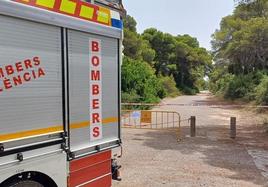 Un camión de Bomberos en la Devesa del Saler.