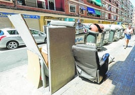 Muebles y basura desperdigados en Orriols.