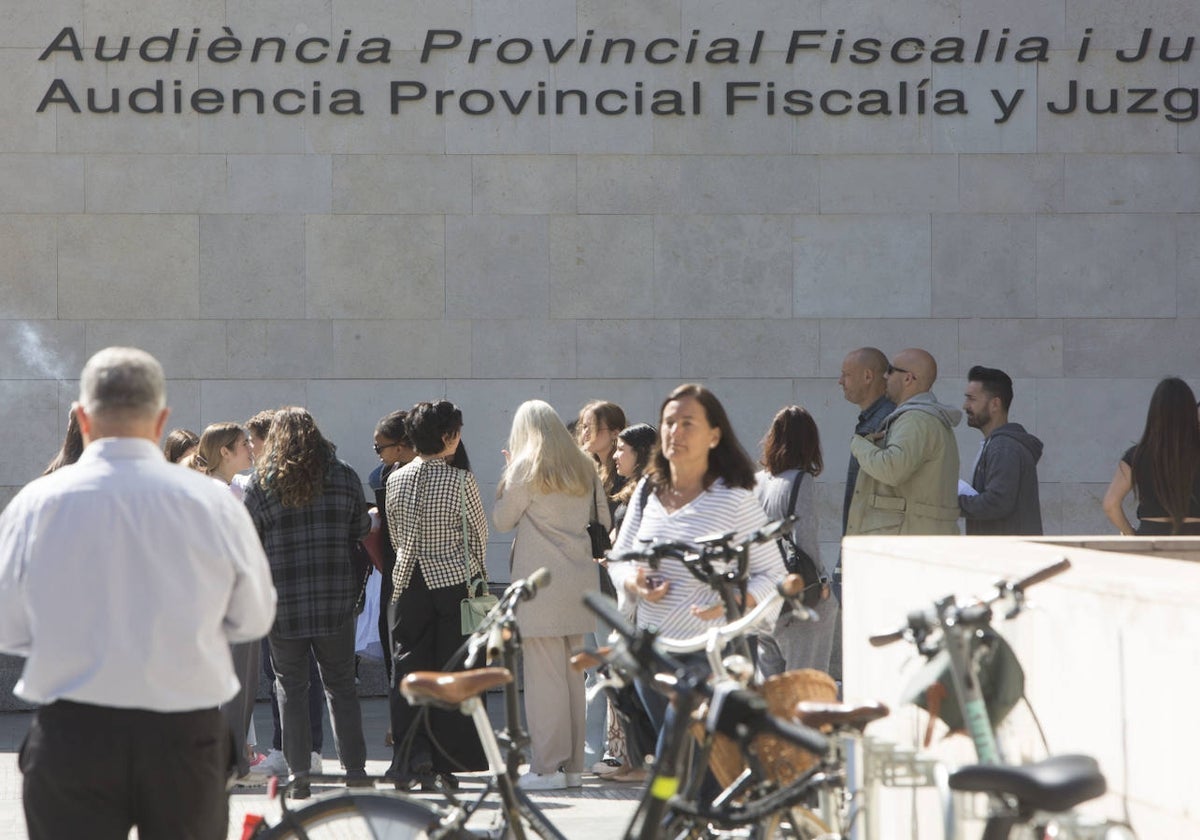 La Fiscalía de Valencia pide cinco años de cárcel a un hombre por insultar a su compañero de piso.