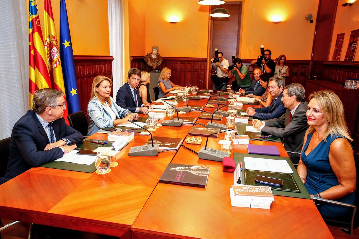 Reunión en pleno de todo el nuevo Consell, en Alicante.